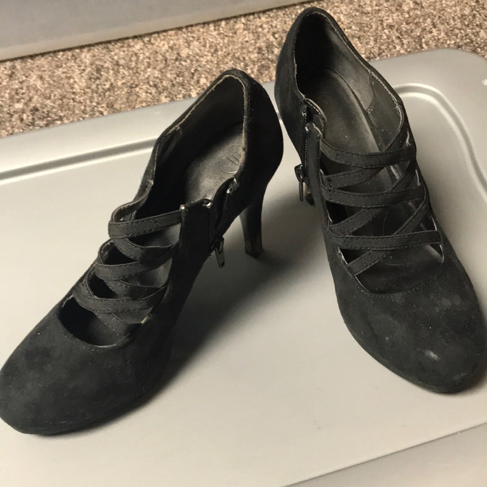 Black heels with details! (Will be cleaned)